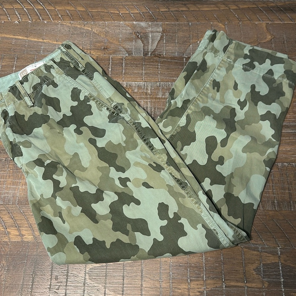GAP Straight Khaki Highrise Camo Pants